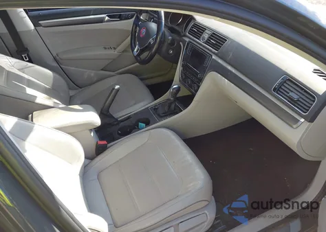 2017 Volkswagen Passat 1.8T R-Line из США, поврежденный, VIN 1VWDT7A35HC066688